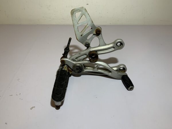 platine repose pied droit Peugeot xr7