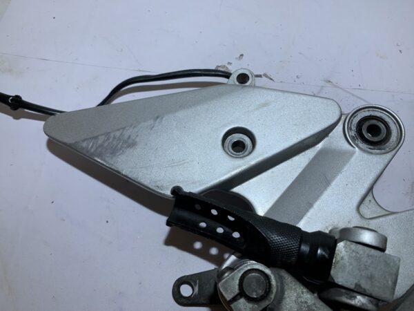 platine repose pied droit yamaha fz6 – Image 8