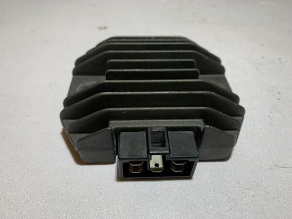 régulateur de tension yamaha tmax 500 (2001 - 2007) – Image 2