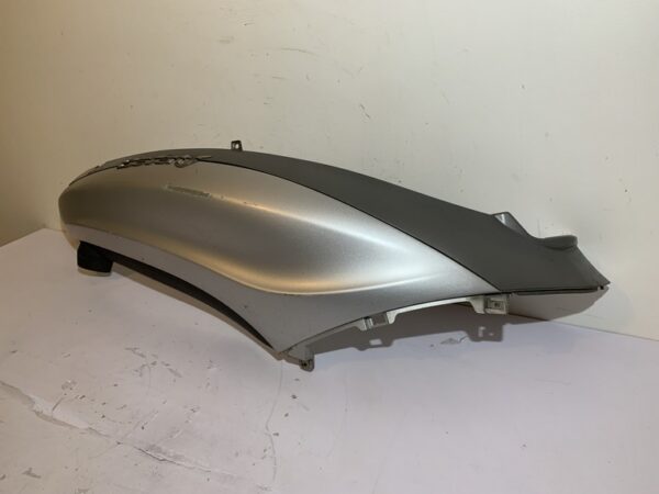 carénage arrière droit piaggio beverly 350 sport touring – Image 3