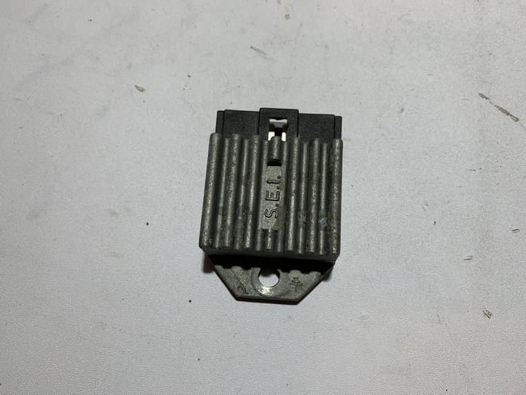 régulateur de charge piaggio typhoon 50 (2018 - 2021) – Image 3