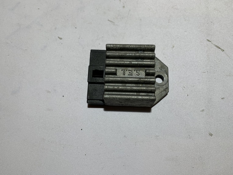 régulateur de charge piaggio typhoon 50 (2018 - 2021) – Image 4